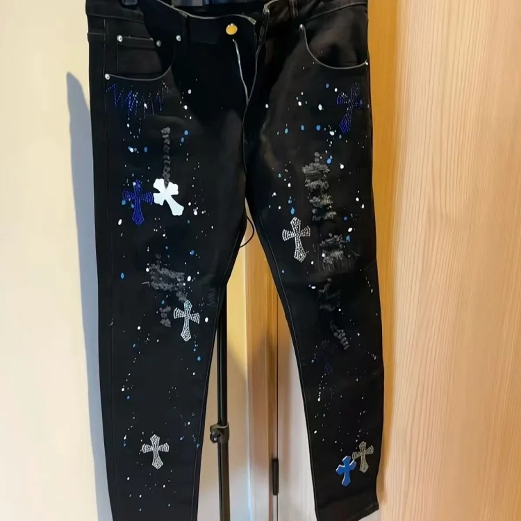 [Ready stock shipped in seconds] The strongest version on the market, Emil Croix High Street black cross-hot rhinestoned ripped jeans. Difference from the stock. Feel free to compare.