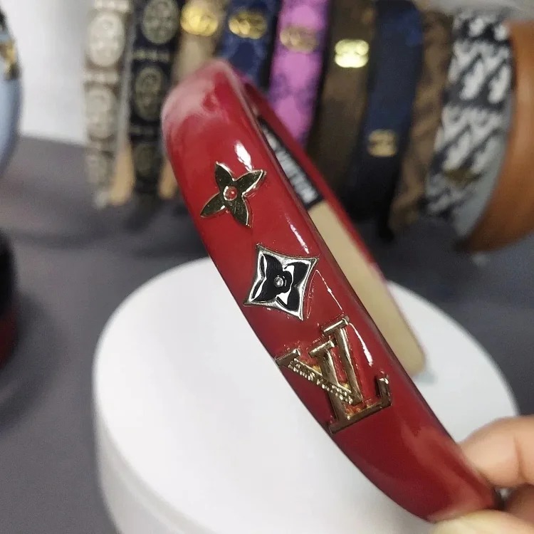 Retro metal letter PU high-end headband for women sponge new leather hairpin pressed hair French style headband hair accessories image 2