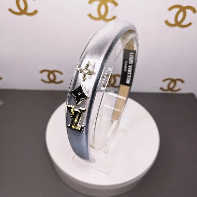 Retro metal letter PU high-end headband for women sponge new leather hairpin pressed hair French style headband hair accessories image 7
