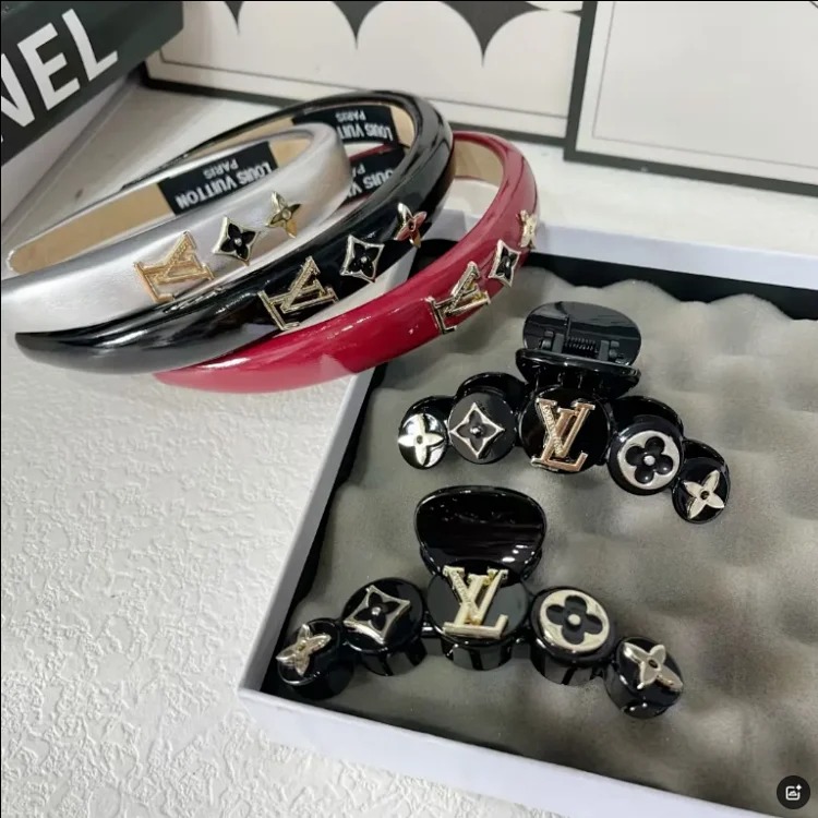 Retro metal letter PU high-end headband for women sponge new leather hairpin pressed hair French style headband hair accessories image 9