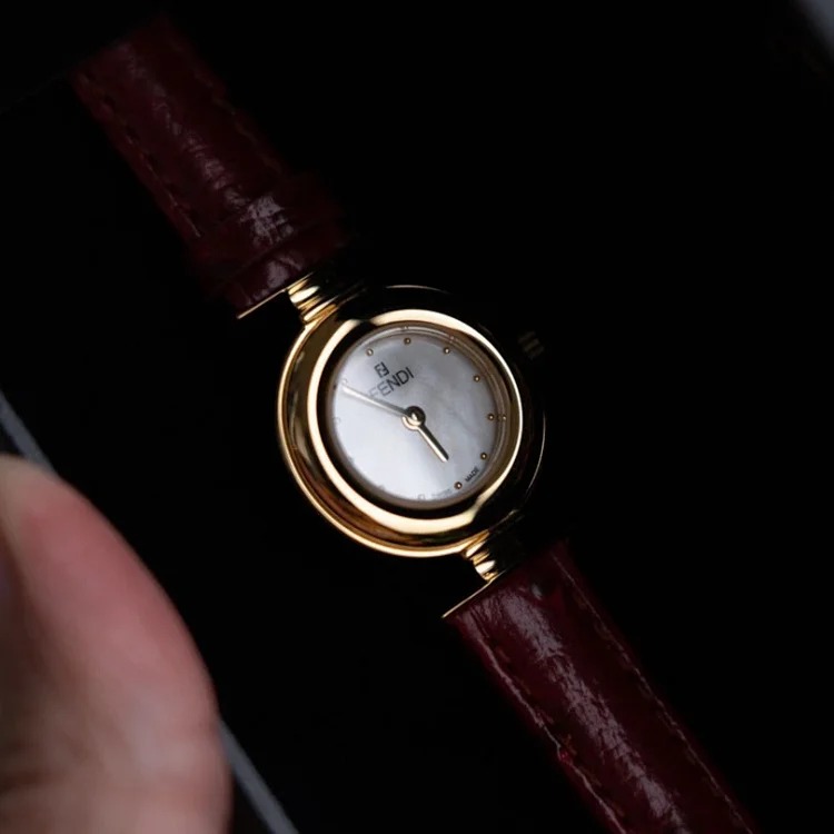 The new and most perfect craftsmanship "FENDI" second-hand Fendi gold watch. This is a talkative watch from the F second-hand series. image 2