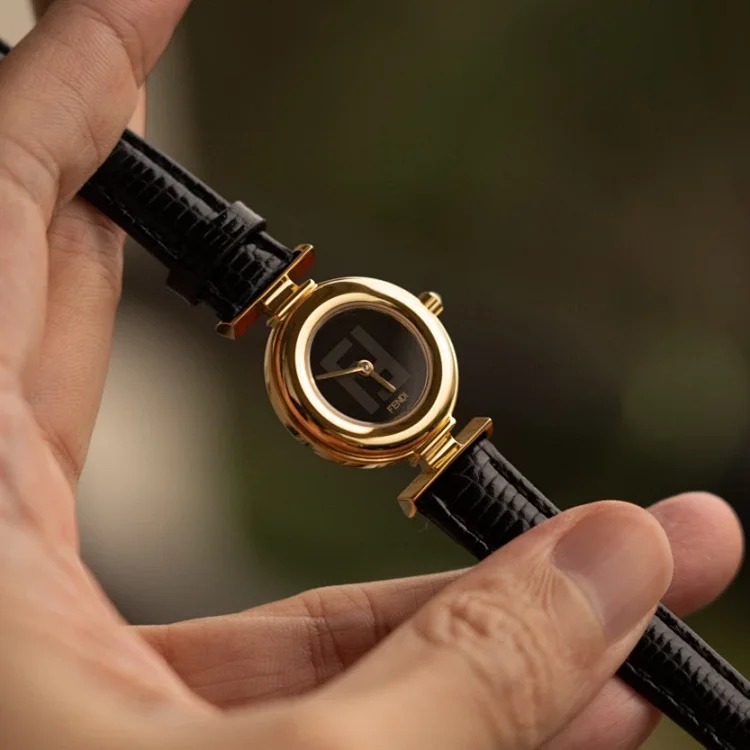 The new and most perfect craftsmanship "FENDI" second-hand Fendi gold watch. This is a talkative watch from the F second-hand series. image 3