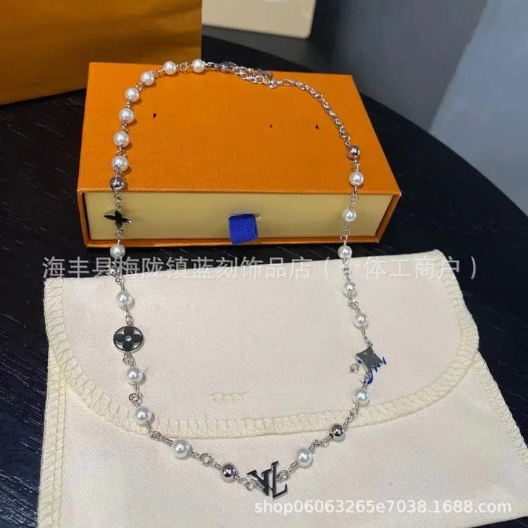 European and American cross-border V letter round four-leaf flower pearl bracelet couple style double flower pearl bracelet wholesale image 4