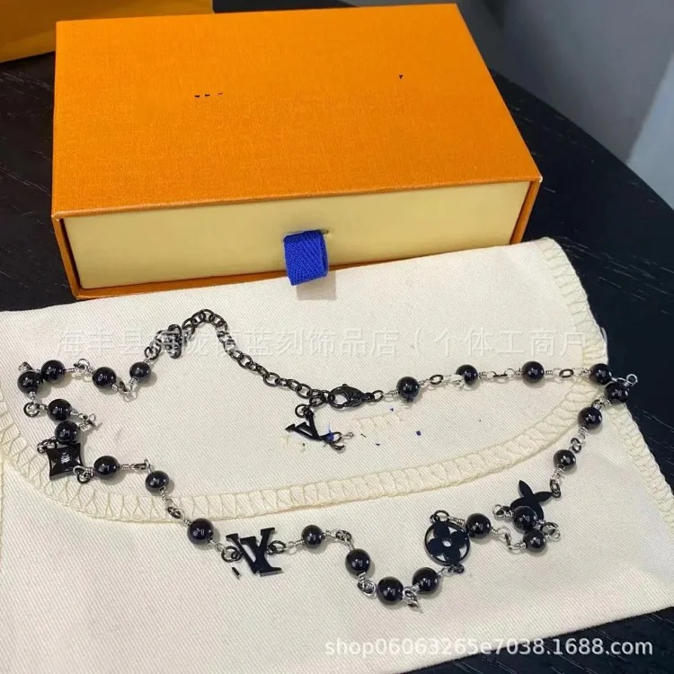European and American cross-border V letter round four-leaf flower pearl bracelet couple style double flower pearl bracelet wholesale image 5