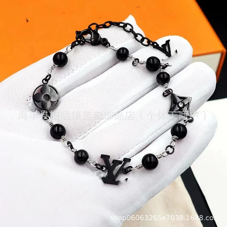 European and American cross-border V letter round four-leaf flower pearl bracelet couple style double flower pearl bracelet wholesale image 6