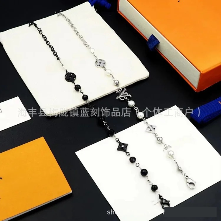 European and American cross-border V letter round four-leaf flower pearl bracelet couple style double flower pearl bracelet wholesale image 7