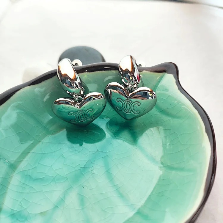 Sweet cool style Arc de Triomphe crescent love earrings light luxury fashion O cute earrings versatile small fragrant style ins earrings image 3