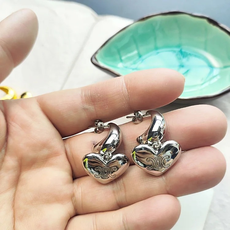 Sweet cool style Arc de Triomphe crescent love earrings light luxury fashion O cute earrings versatile small fragrant style ins earrings image 6